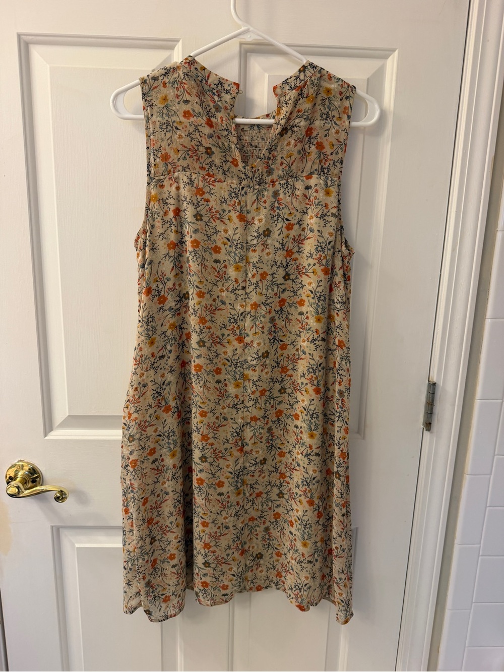 🩷 Smocked Floral Sleeveless Shift Dress. Size M. Perfect for teachers. - Picture 2 of 6